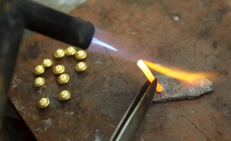 العقود الآجلة للذهب انخفضت خلال الدورة الآسيوية