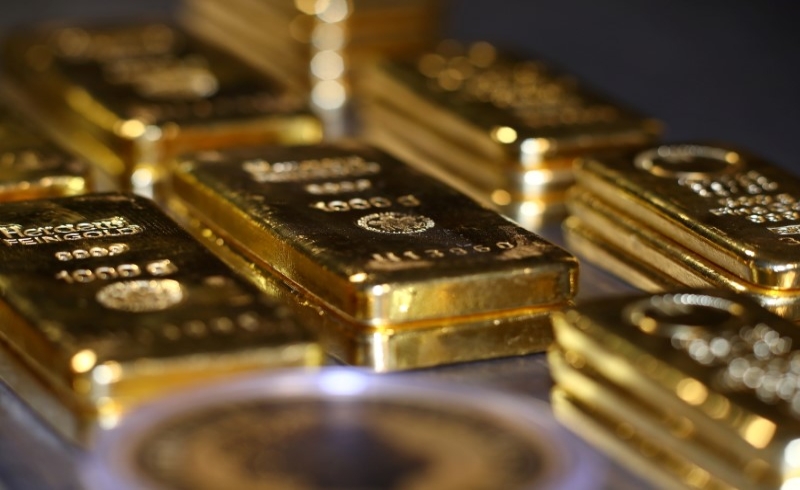 الذهب يتمسك بمكاسبه ويقترب من مستوى قياسي جديد