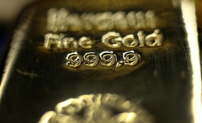 سعر الذهب بالدولار يتراجع في الجلسة الأوروبية إلى 2011 دولار