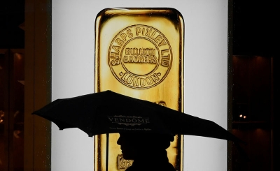 الذهب يكسر الـ 2050 دولارًا ملاذ آمن وسط الحرب وهدية الفيدرالي