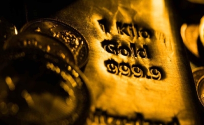عاجل: انخفاض أسعار الذهب مع صعود العملة الأمريكية