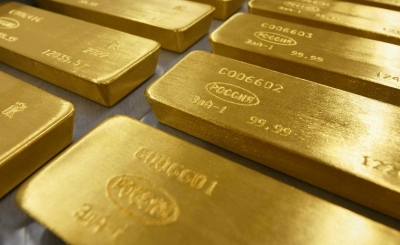 الذهب يرتفع مع تراجع الدولار وانخفاض عوائد سندات الخزانة